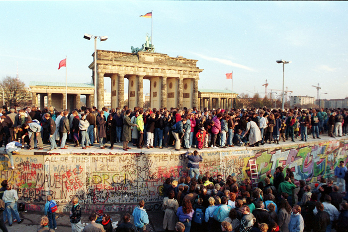 la chute du mur de Berlin. Porte de Brandebourg, 10 novembre 1989.